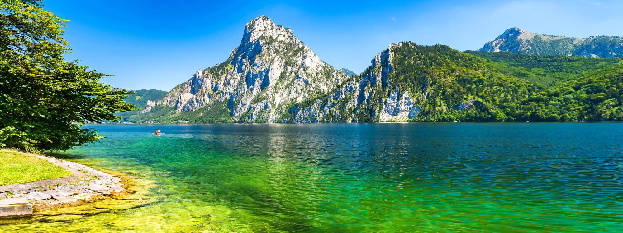 Strahlend blaues Wasser am Traunsee in Oberoesterreich